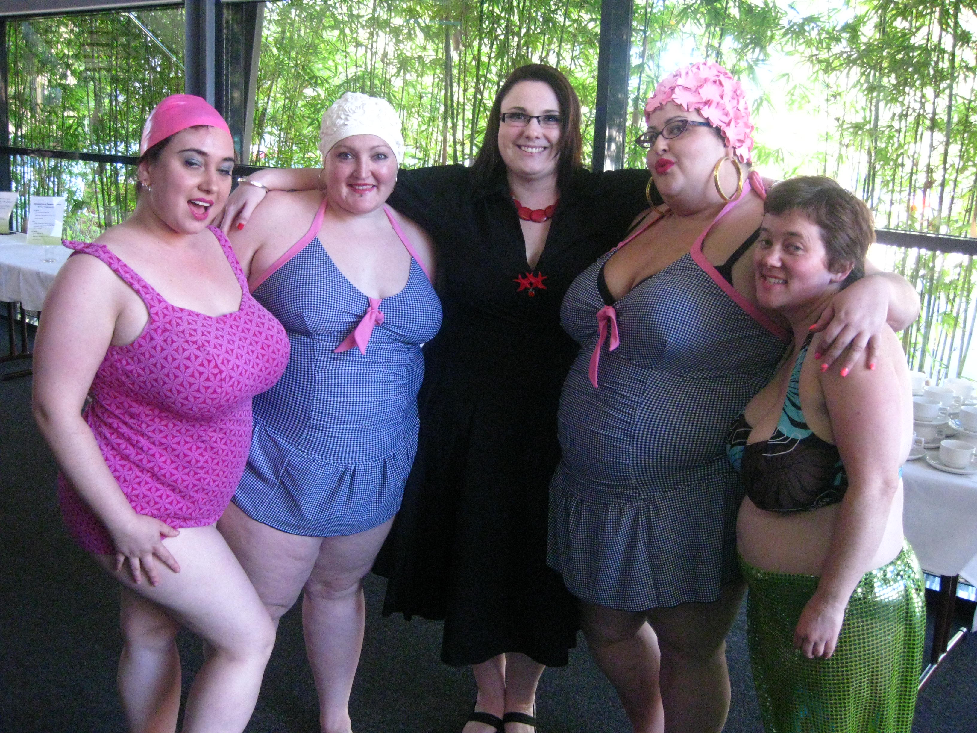 Группа жирных женщин